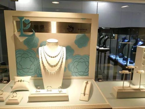 經(jīng)典與時尚的交融 老鳳祥精品獻(xiàn)禮香港珠寶首飾展35周年